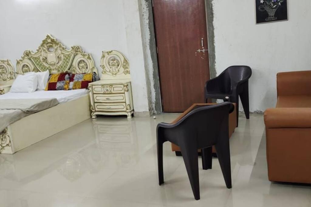 Лонавала: Hill View Residence Room no 7 Top floor City Homes