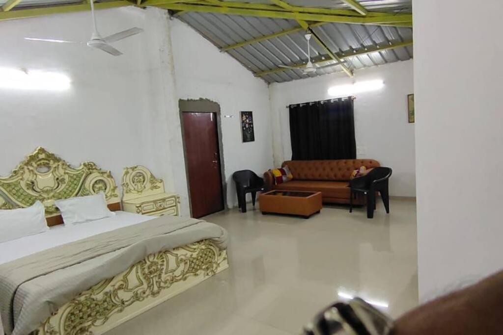 Лонавала: Hill View Residence Room no 7 Top floor City Homes