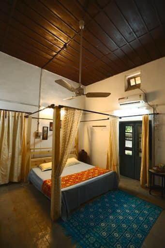 Массури: Room in a British Era Bungalow