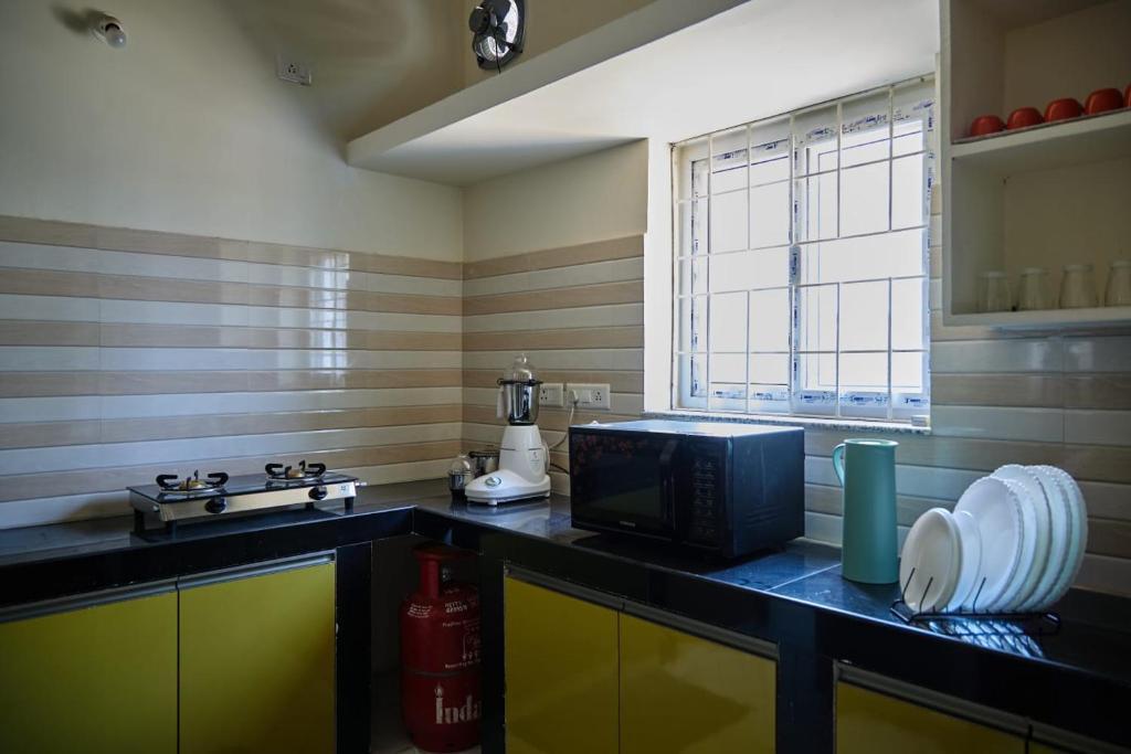 Хидерабад: Chill place : 3 BHK with AC bedrooms and functional kitchen