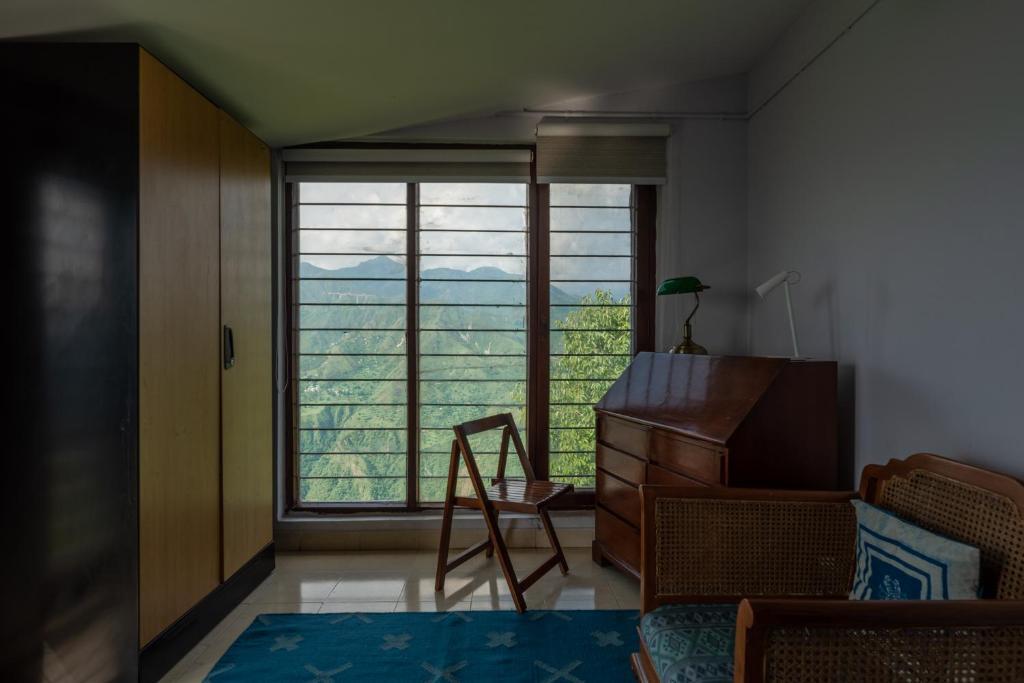 Массури: The Perch - 2bhk W Panoramic Hill View by Roamhome