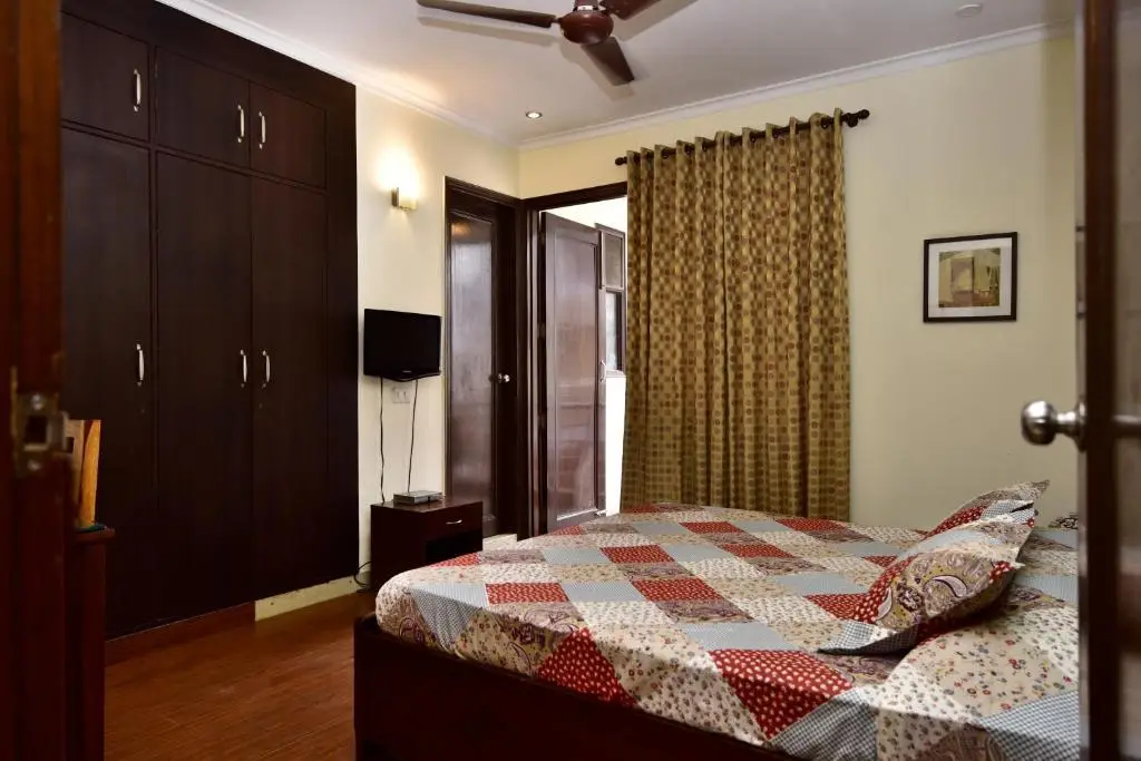 Нью-Дели: Woodpecker 2BHK Service Apartment Hauz Khas ,Delhi