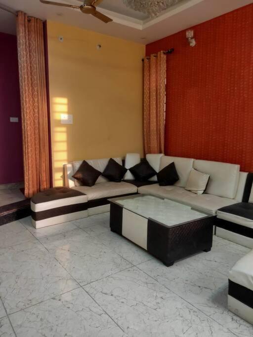 Дехрадун: Cheerful - 3BHK Villa DDN/RKESH/HRDWR near airport