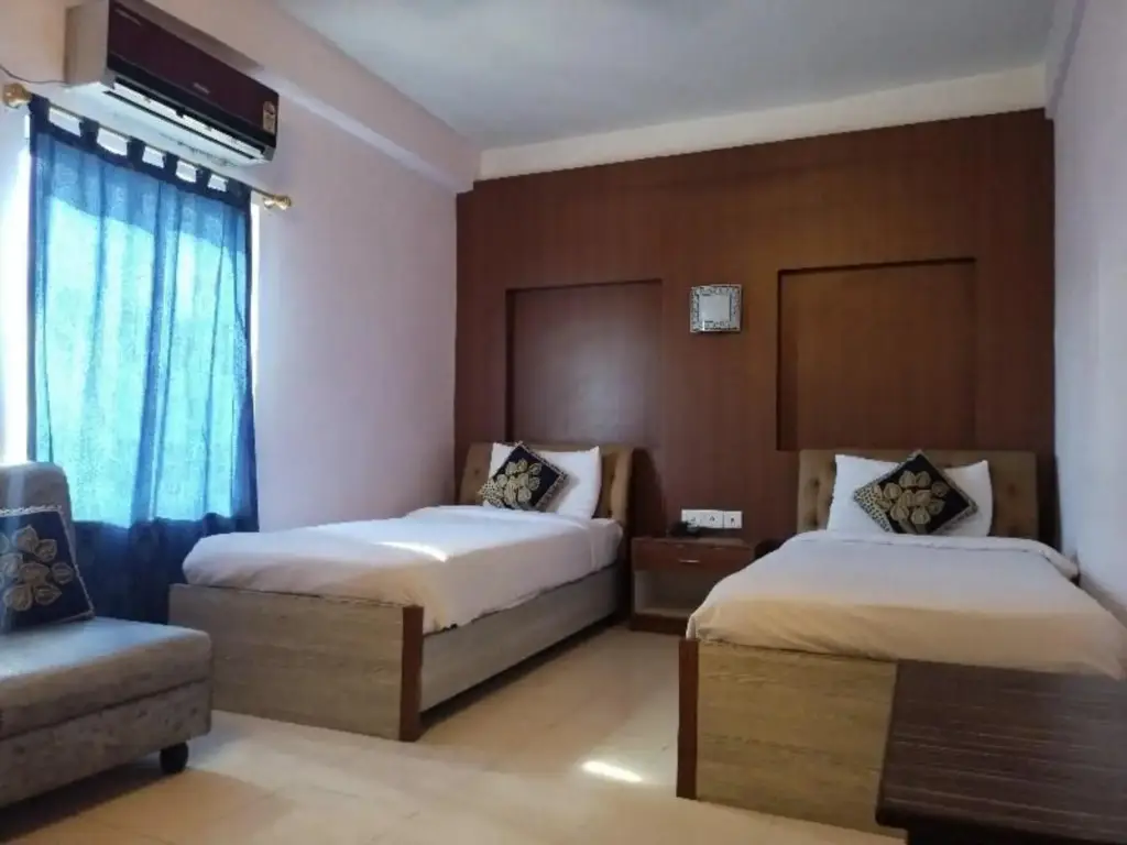 Дибругарх: Capital O 8801 Hotel JS Tower