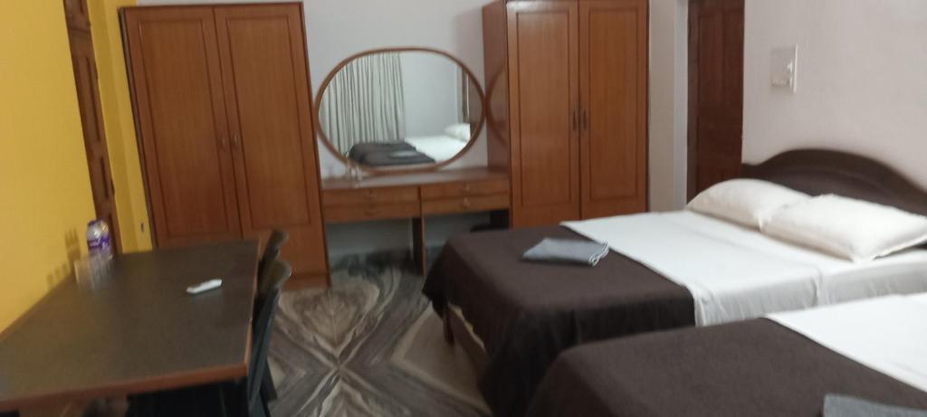 Панаджи: Shalom Guest House....Spacious room for 3 guests