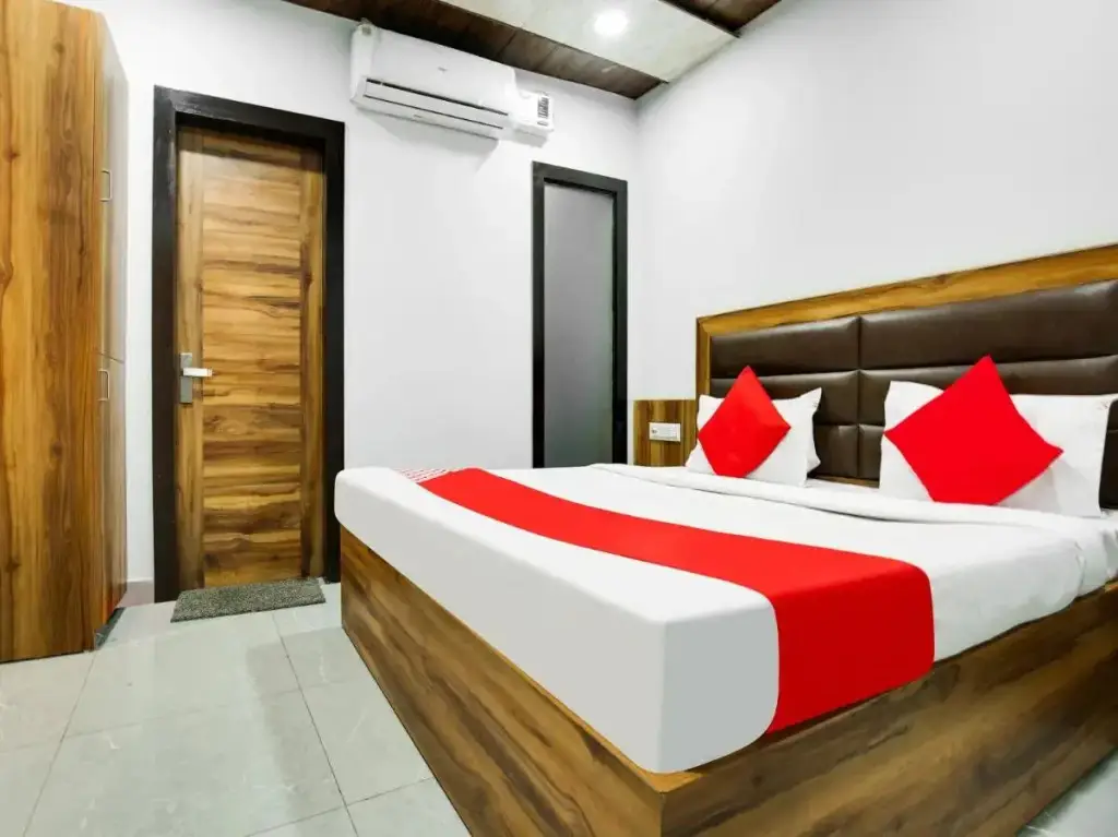 Лудхиана: Oyo Flagship 807065 Hotel Crown