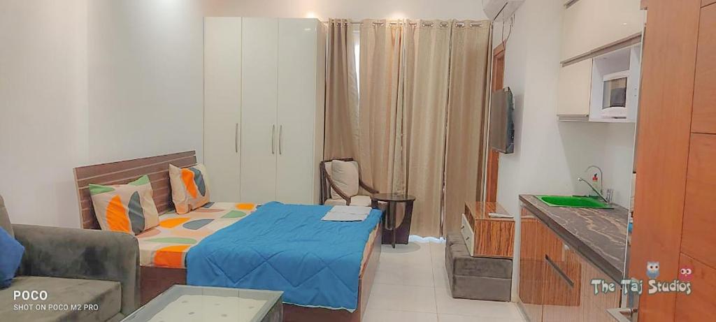 Нойда: NE-1st time in Noida Stay In mall