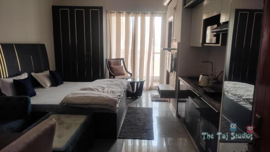 Нойда: NE-1st time in Noida Stay In mall
