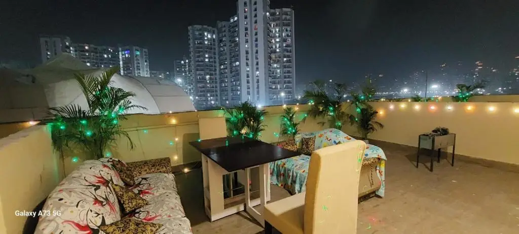 Нойда: NE-1st time in Noida Stay In mall