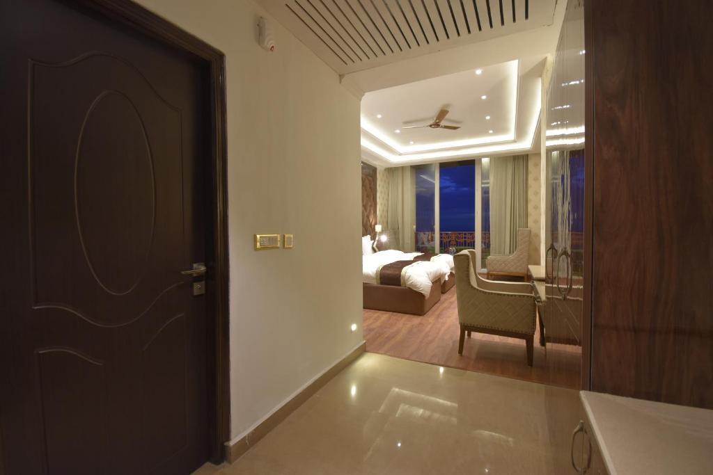 Дармсала: Grand Him Queen Hot And Cold AC Centralized