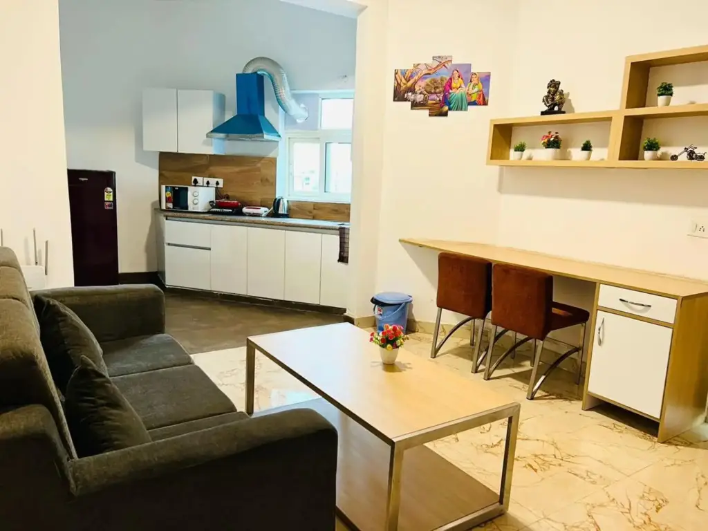 Нойда: Noida Luxury Suites