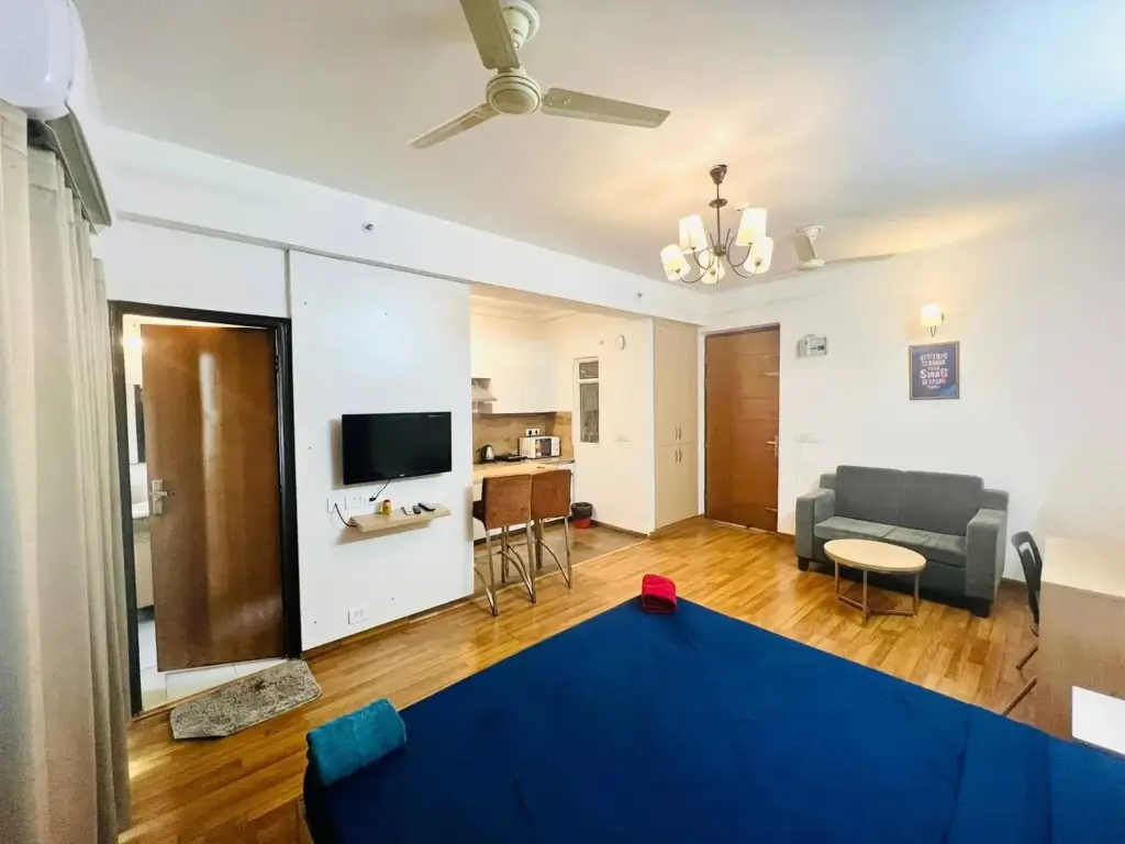 Нойда: Noida Luxury Suites