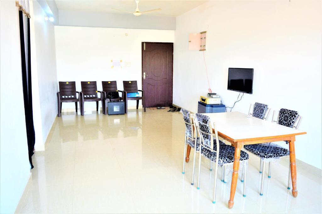 Варанаси: Pretty Garden View, 3BHK Furnished Flat near Kashi Vishwanath Temple