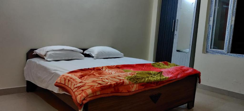 Варанаси: Pretty Garden View, 3BHK Furnished Flat near Kashi Vishwanath Temple