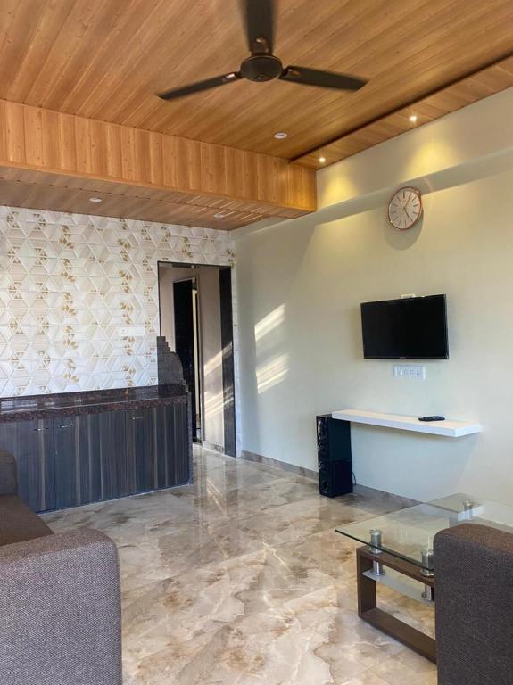 Хандала: Mount Villas 3 bhk private pool