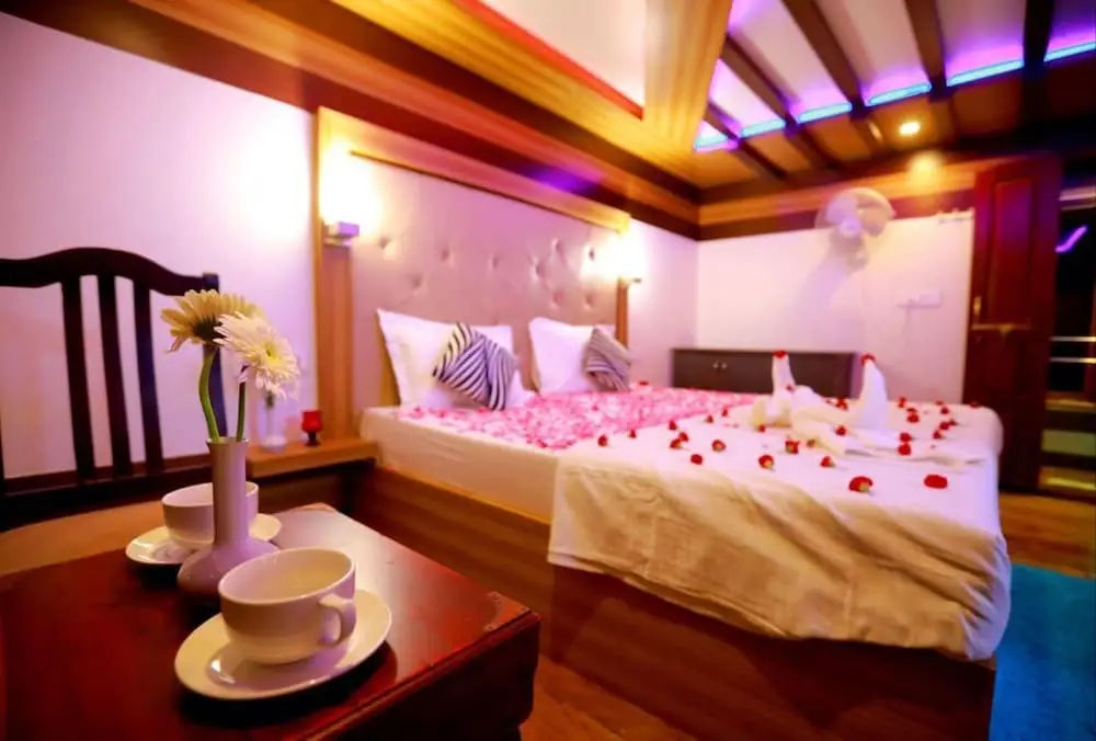 Аллеппи: Indiavacationz Houseboat