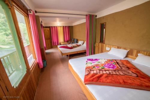 Банджар: Sharda Resort-Tirthan Valley