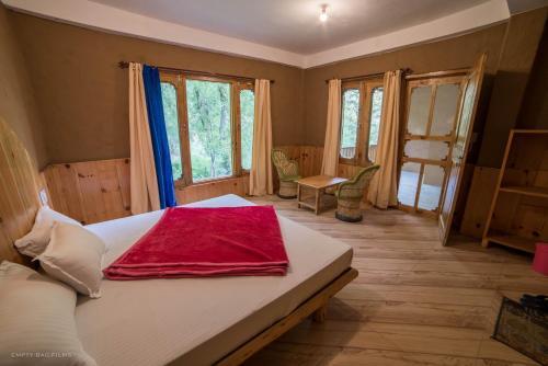 Банджар: Sharda Resort-Tirthan Valley