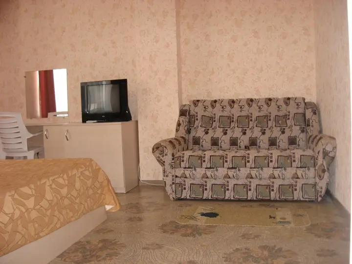 Партенит: Hotel Raduga