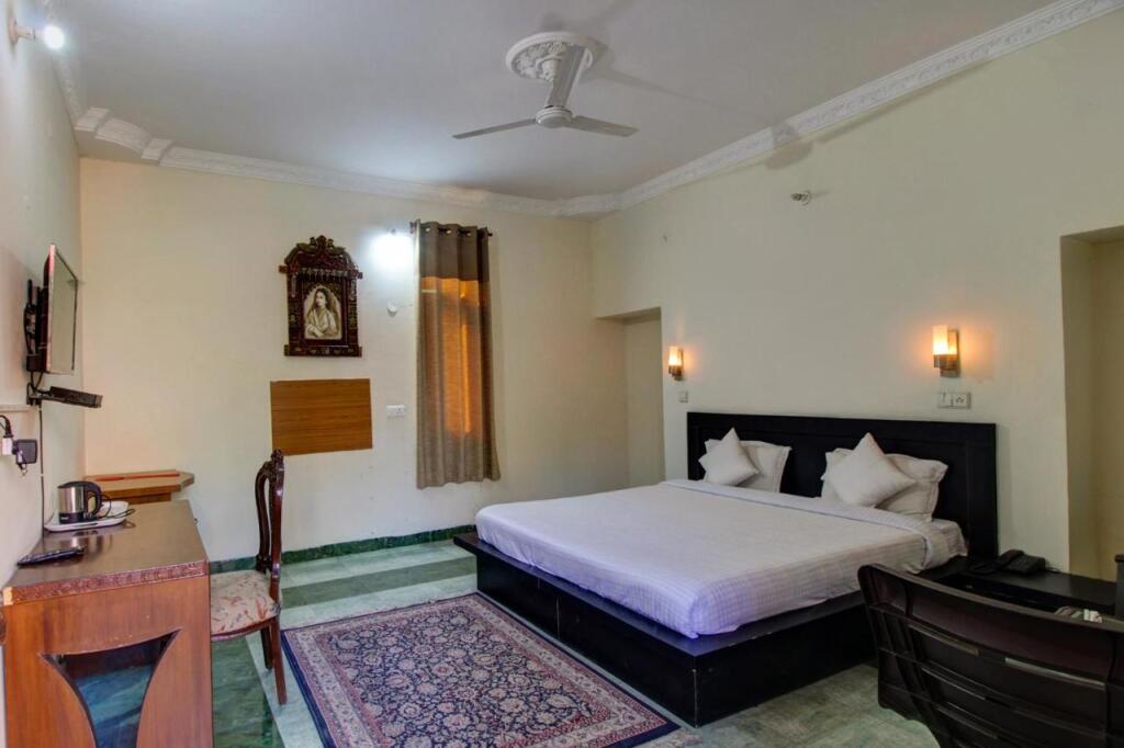 Бадди: FabHotel Pinjore Holiday Home