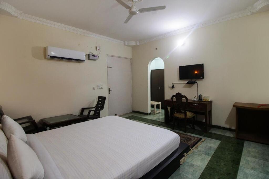 Бадди: FabHotel Pinjore Holiday Home