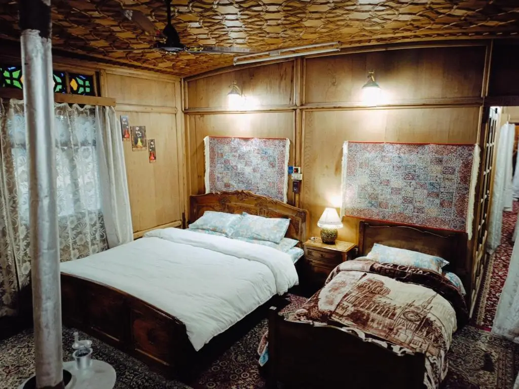 Шринагар: Houseboat New Jeddah