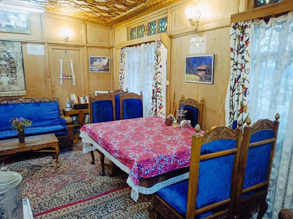 Шринагар: Houseboat New Jeddah