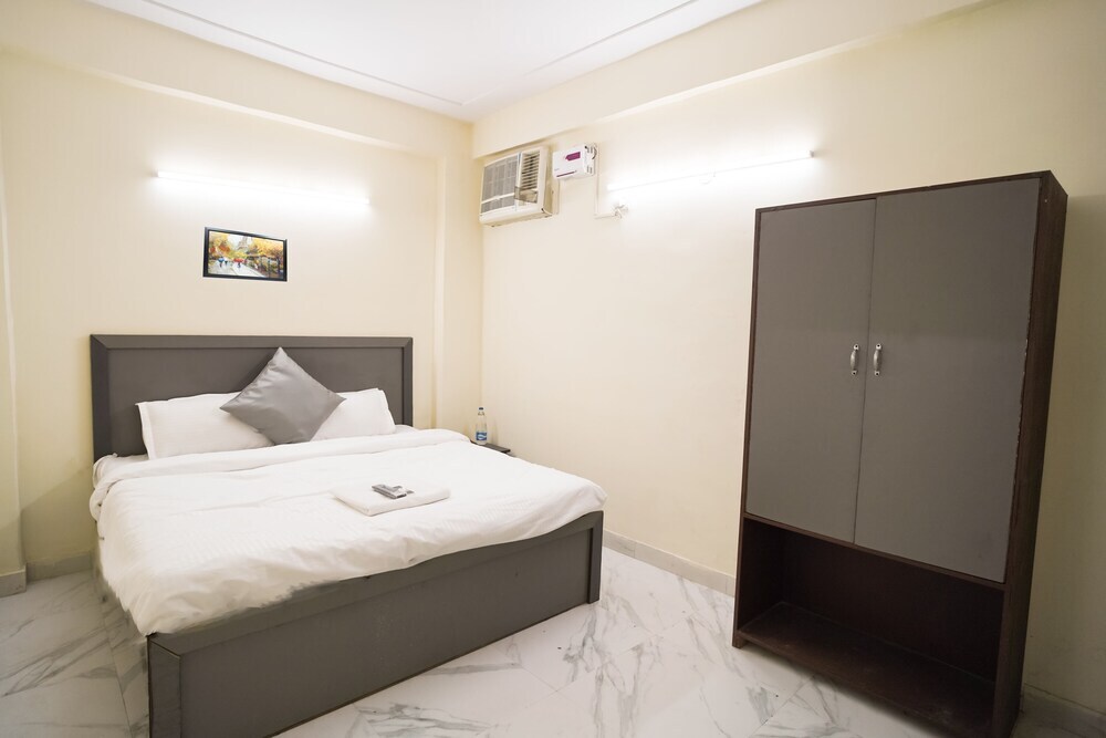 Нойда: Roomshala 034 Grihum Noida Sector 63