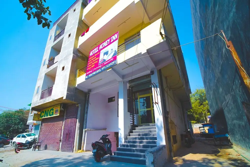 Roomshala 037 Honey Inn — фото 1