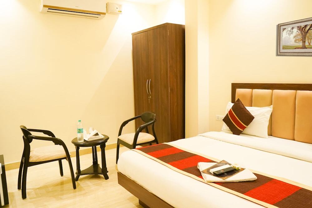 Нойда: Roomshala 024 Luxury Stays Sector 12