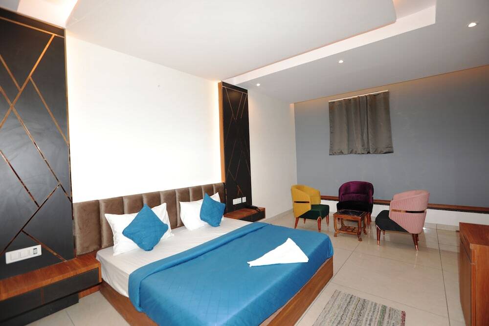 Нойда: Hardik Palace By F9 Hotels