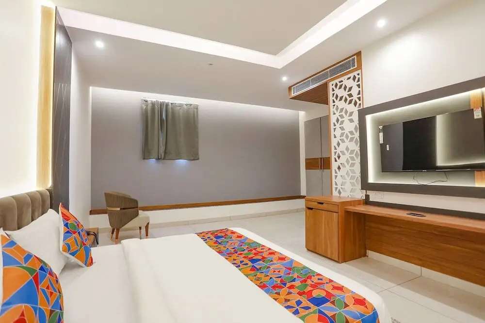 Большая Нойда: FabHotel A One Noida Sector 11