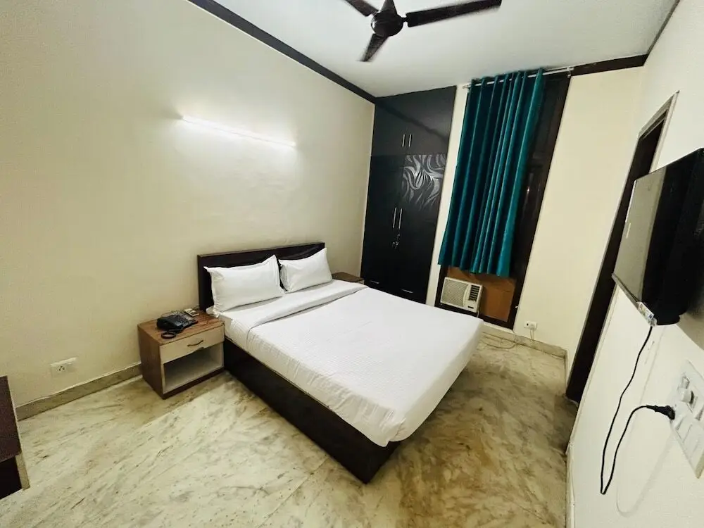 Нойда: Roomshala 074 Hotel Royal Inn
