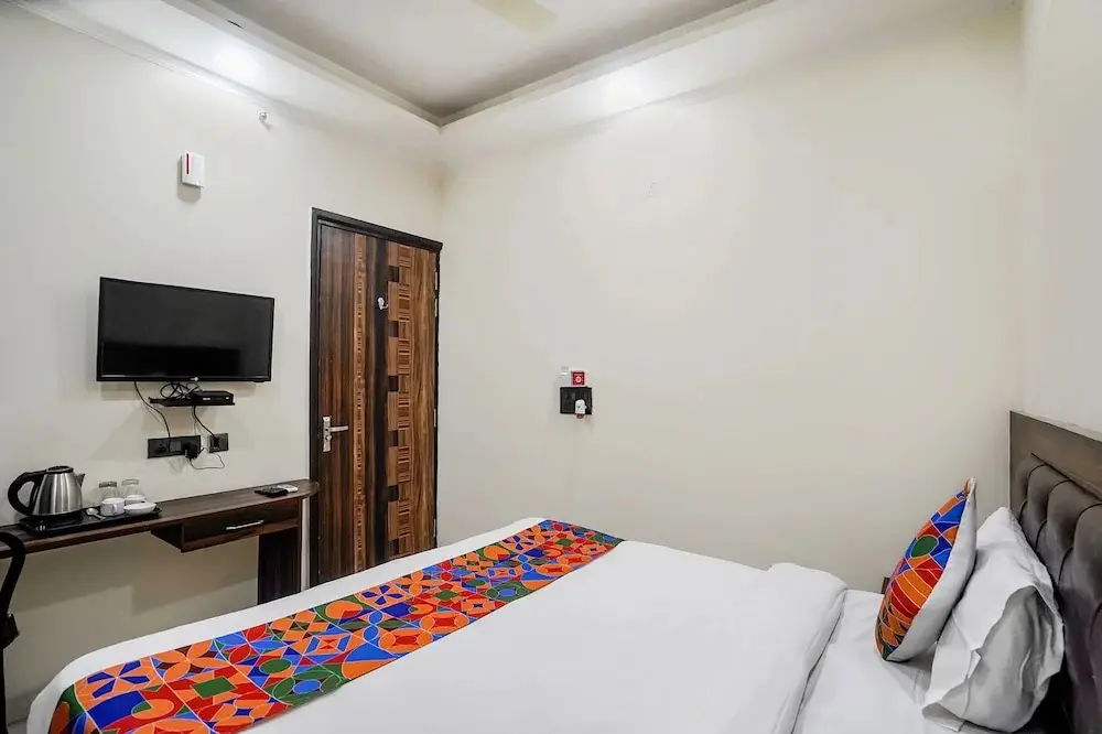 Большая Нойда: Fabhotel 17 Suites