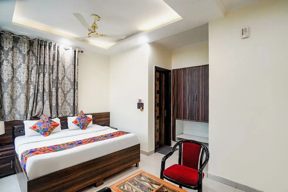 Большая Нойда: Fabhotel 17 Suites