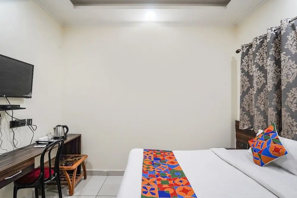 Большая Нойда: Fabhotel 17 Suites