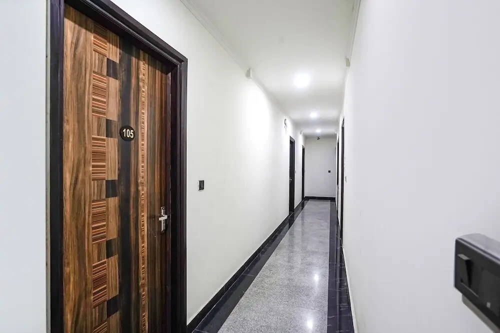 Большая Нойда: Fabhotel 17 Suites