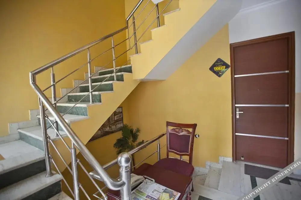 Гуруграм: OYO Premium DLF Phase 4