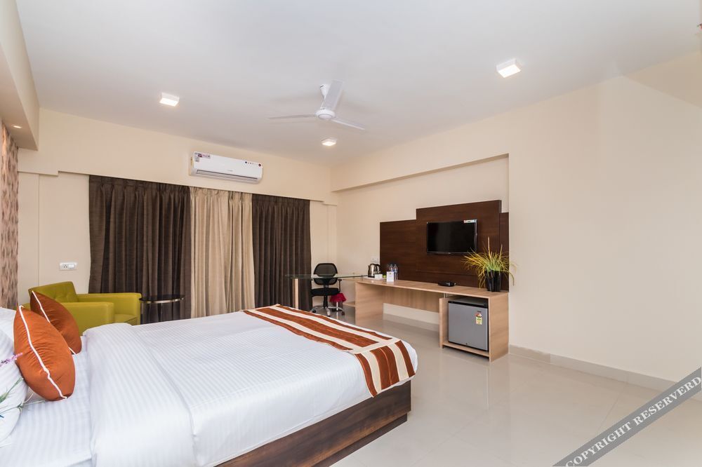 Колката: Capital O 10212 Hotel West Willows Xanadu