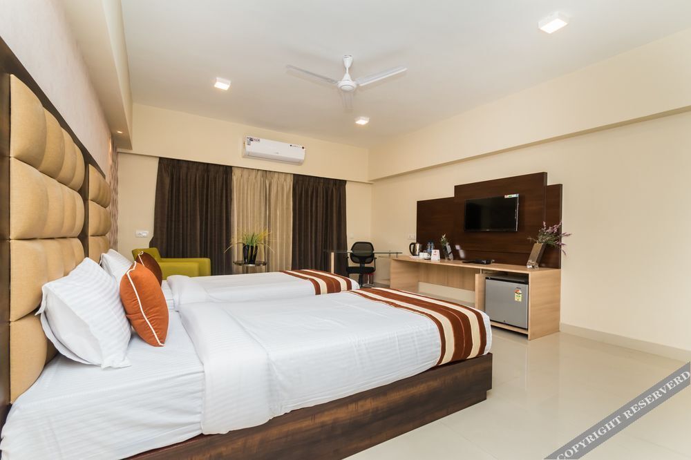 Колката: Capital O 10212 Hotel West Willows Xanadu
