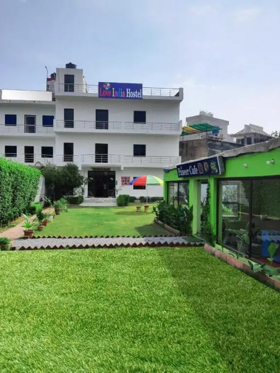 OYO 701229 Love India Hotel — фото 1