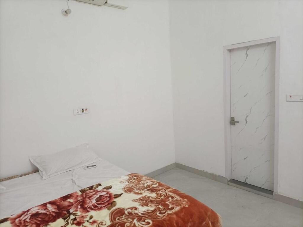 Алипур: OYO 91844 White House