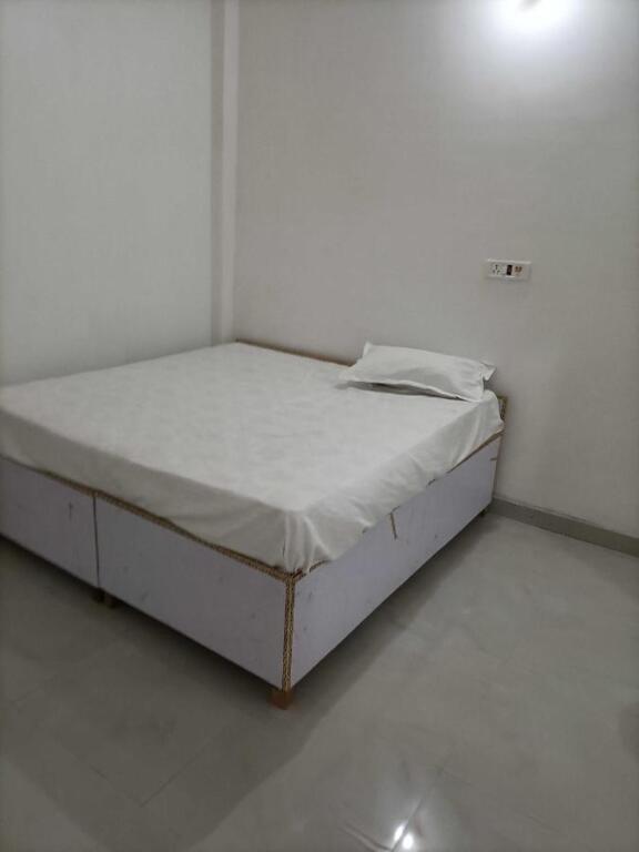 Алипур: OYO 91844 White House