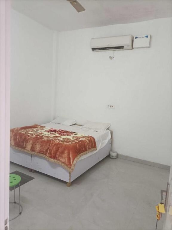 Алипур: OYO 91844 White House