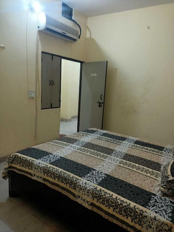 Алипур: Oyo 91173 Unique Restaurant & Gust House Kharkhoda Sonipat Haryana