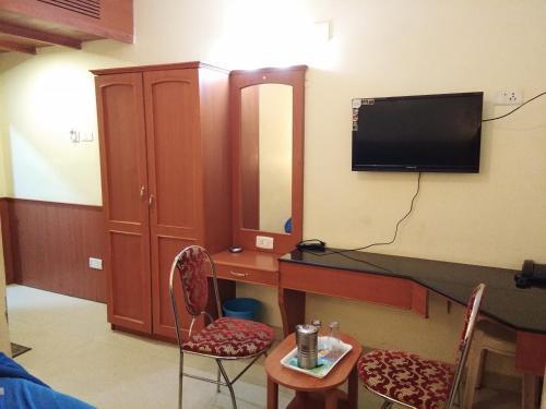 Ути: Hornbill Residency