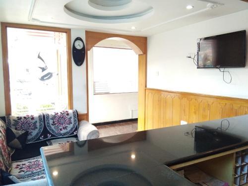 Ути: Hornbill Residency
