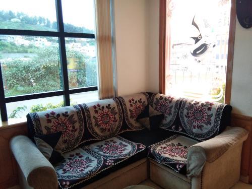 Ути: Hornbill Residency