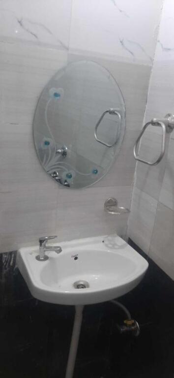 Бивани: OYO 90776 Radhika Guest House