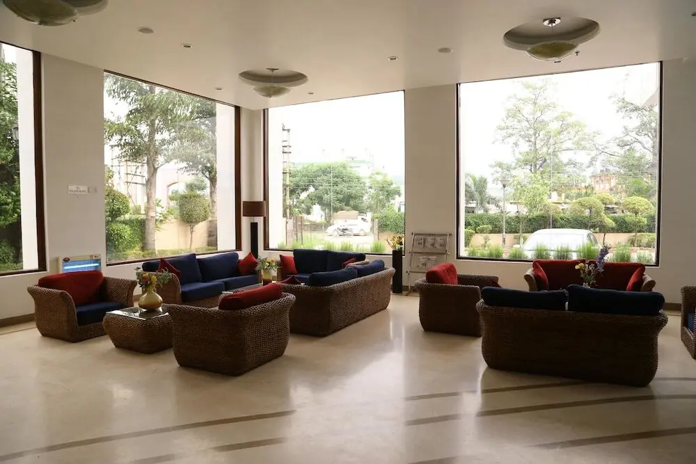 Бадди: OYO Premium Baddi Nalagarh Highway